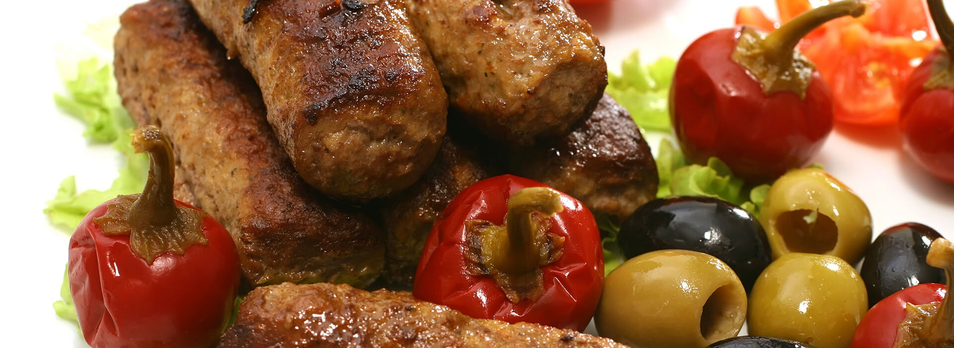 Cevapcici mit Grillgemüse und Oliven